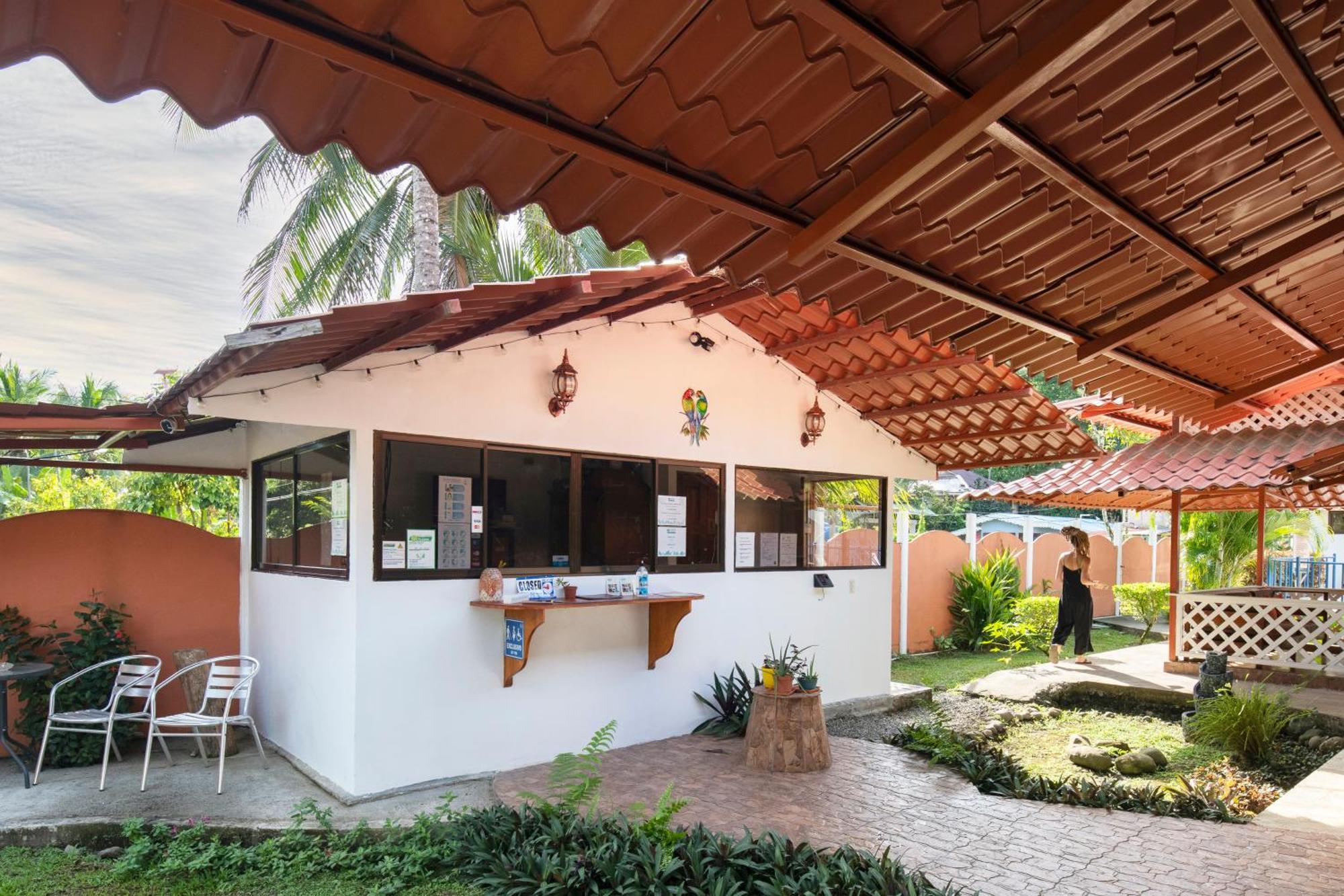 Casa Blanca Beachfront House With Shared Pool Access Pangea Lodge Manzanillo  Exteriör bild