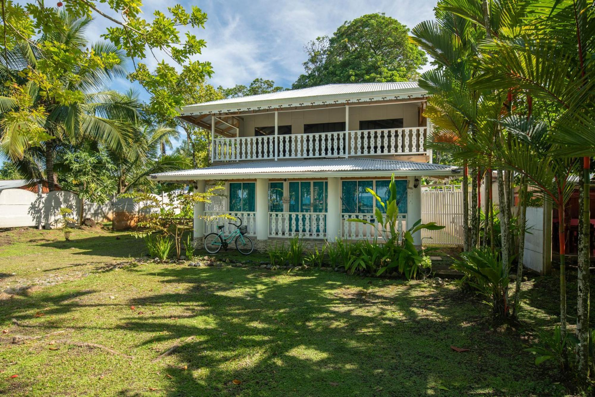 Casa Blanca Beachfront House With Shared Pool Access Pangea Lodge Manzanillo  Exteriör bild