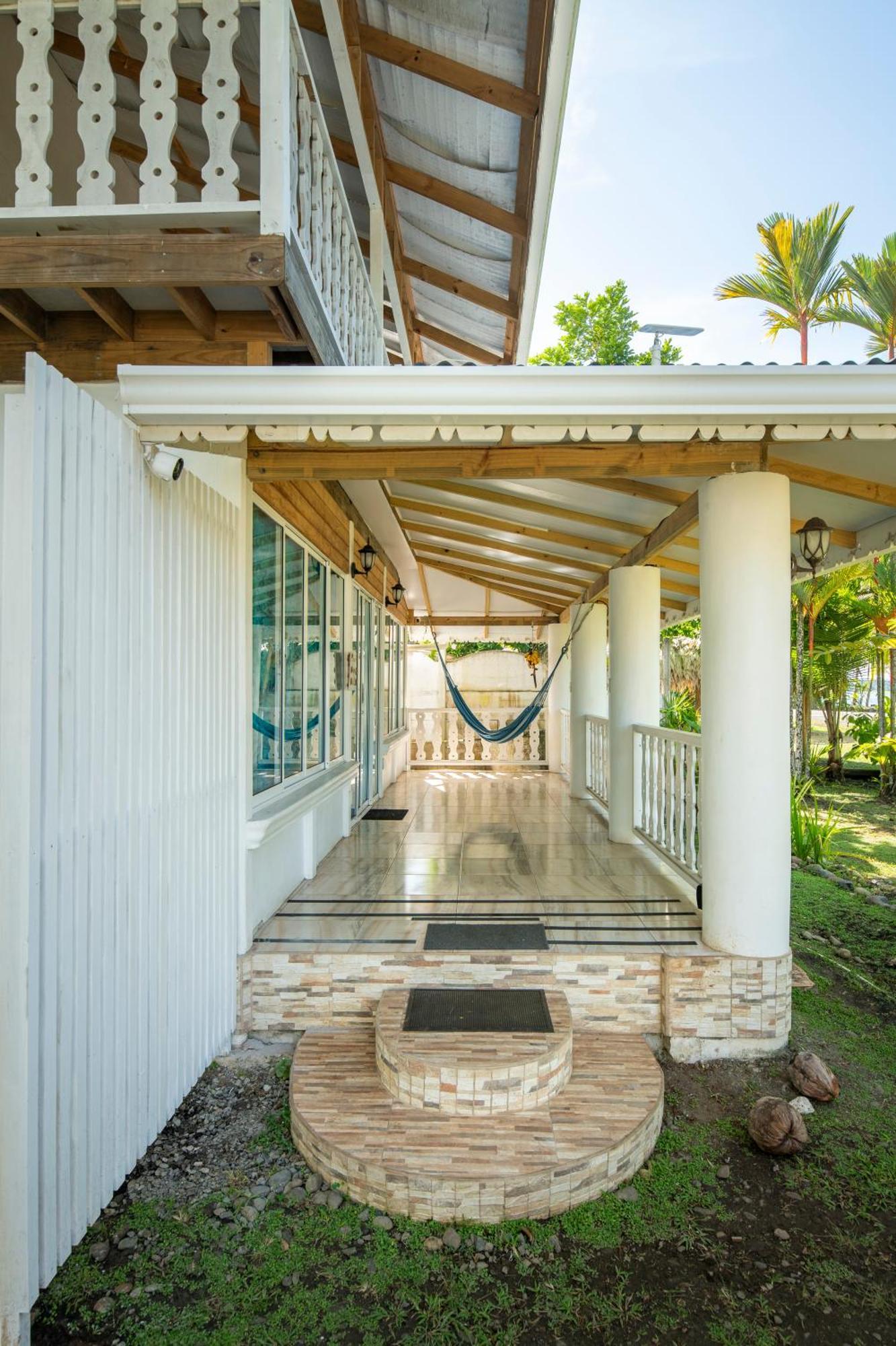 Casa Blanca Beachfront House With Shared Pool Access Pangea Lodge Manzanillo  Exteriör bild