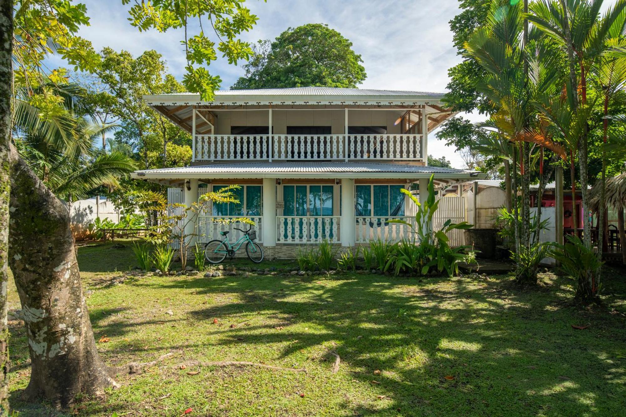 Casa Blanca Beachfront House With Shared Pool Access Pangea Lodge Manzanillo  Exteriör bild